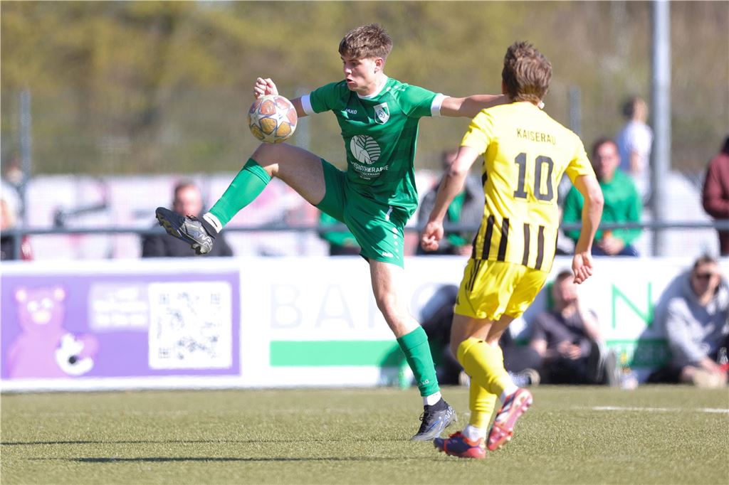 Männer spielen Fußball. 