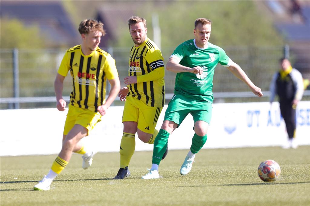 Männer spielen Fußball. 