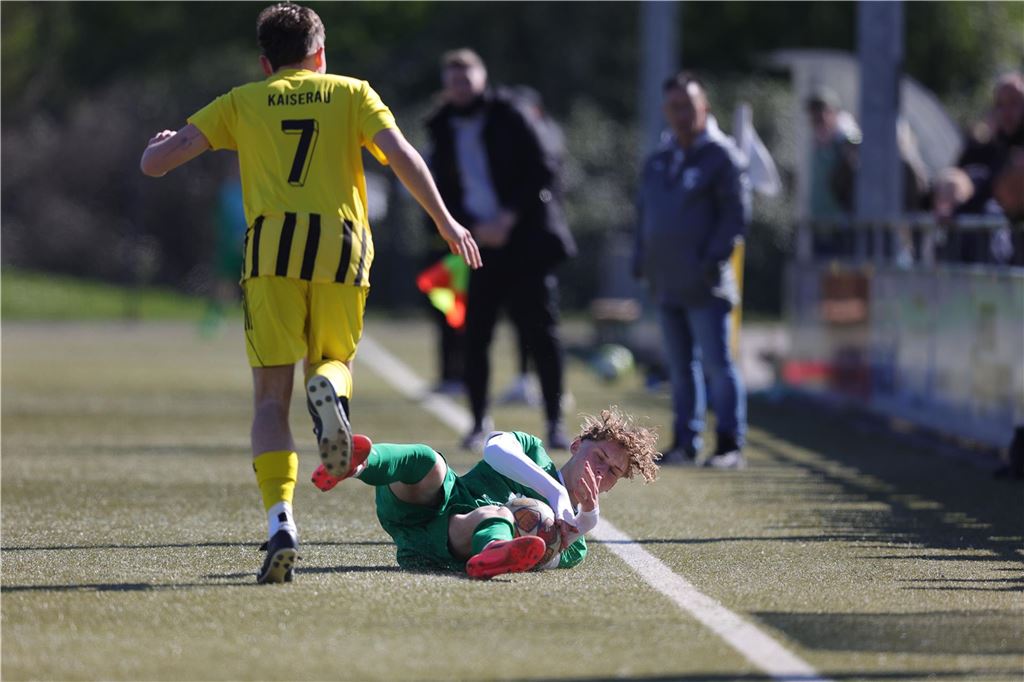 Männer spielen Fußball. 
