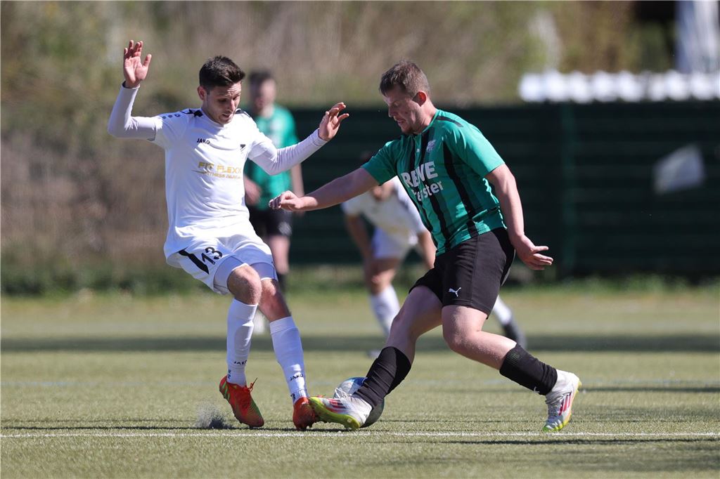 Männer spielen Fußball. 