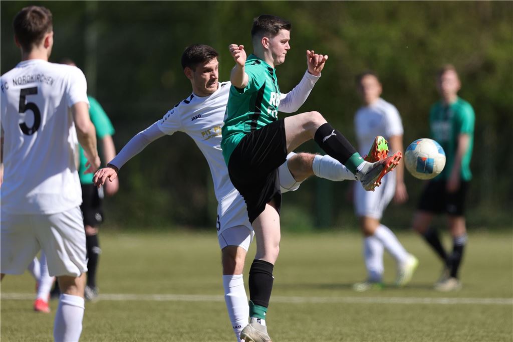Männer spielen Fußball. 