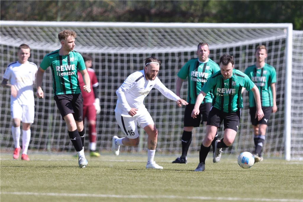 Männer spielen Fußball. 