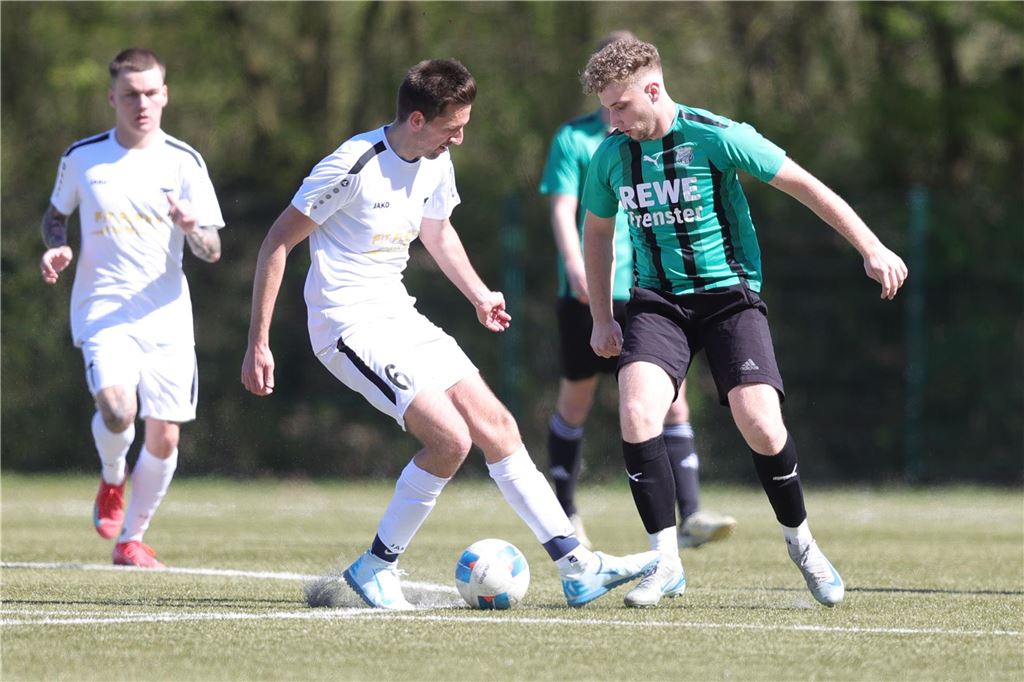 Männer spielen Fußball. 