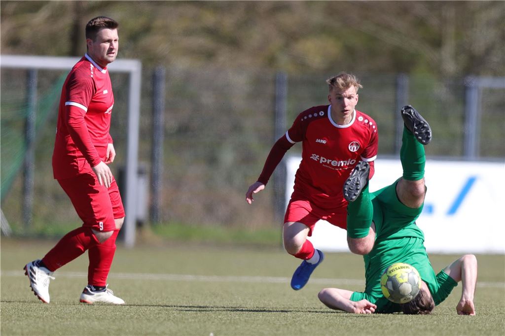 Männer spielen Fußball. 