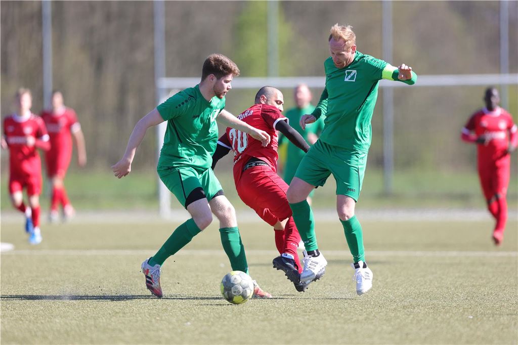 Männer spielen Fußball. 