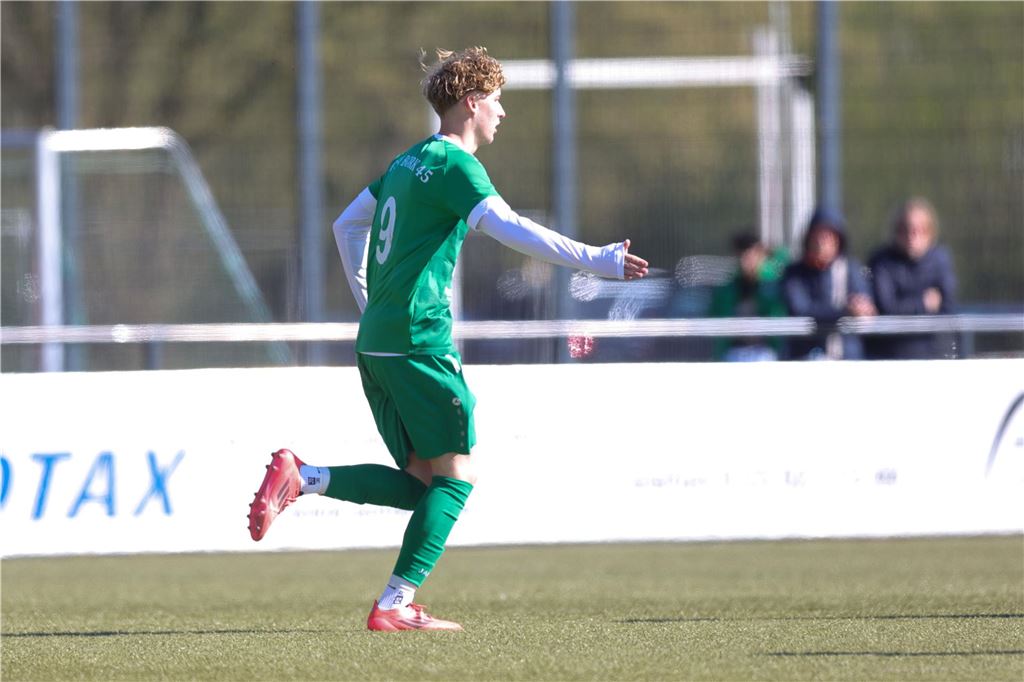 Männer spielen Fußball. 