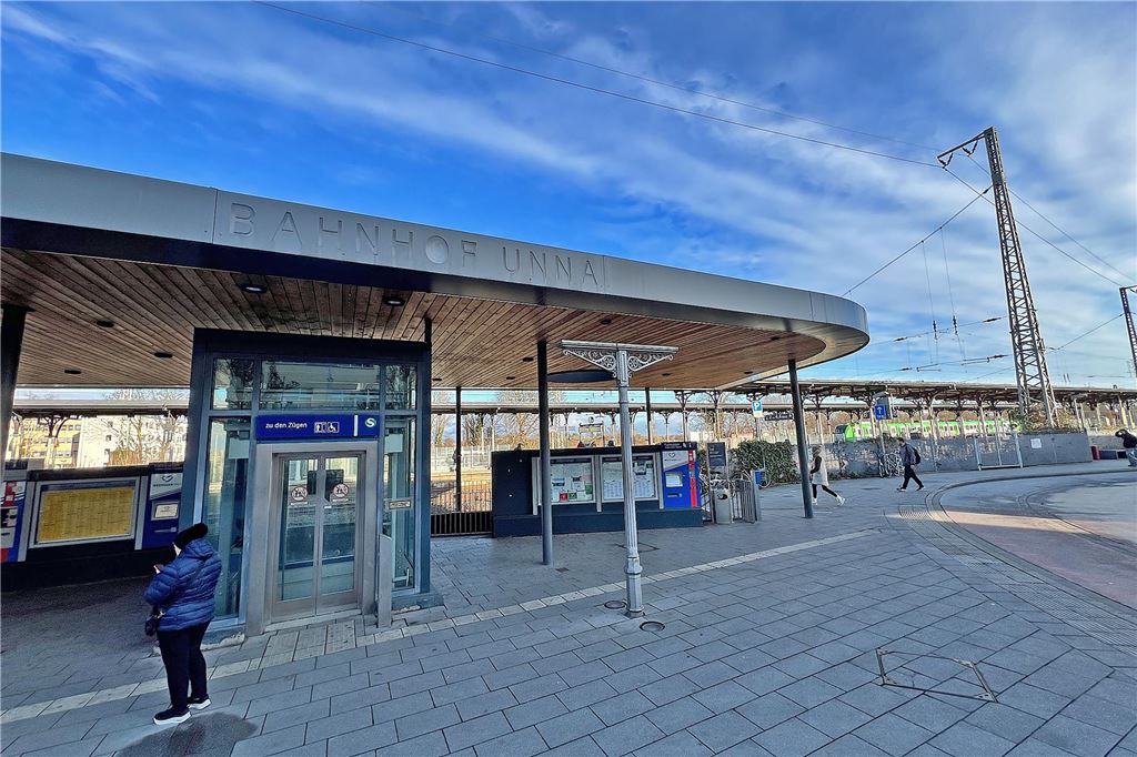 Barrierefreiheit und Tunnel zu „Victoria“ geplant: Bahnhofsumbau ab 2028 Die Frontansicht des Bahnhofs in Unna.
