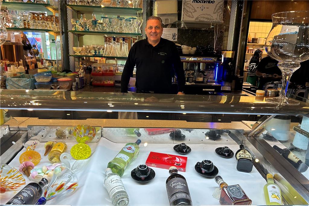 Eissaison startet: Die Kugel Eis kostet jetzt 1,60 Euro Renato de Tata im Eiscafé San Remo.