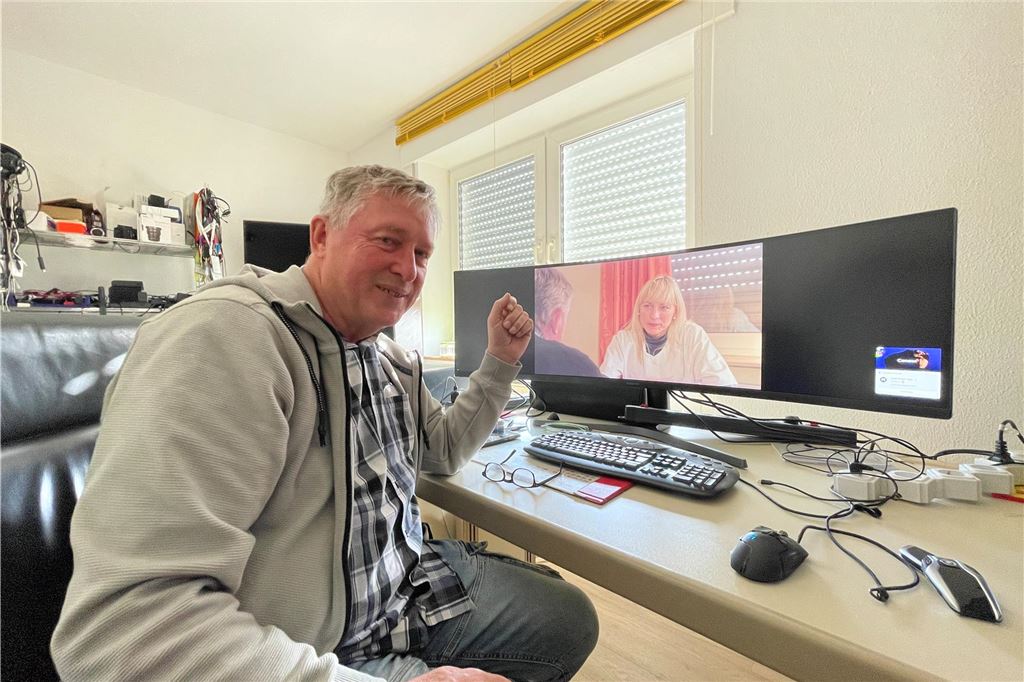Detlef Drossel arbeitet seit elf Jahren an einem Film aus Holzwickede Detlef Drossel in seinem Schneideraum, er grinst in die Kamera.