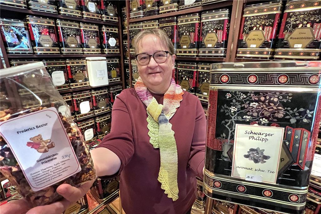 30 Jahre Teehaus: Petra Vogelsang hat eine gefragte Nische besetzt Die Inhaberin des Teehaus Unna hält zwei selbst kreierte Teesorten, die nach ihren Söhnen benannt sind, in die Kamera.
