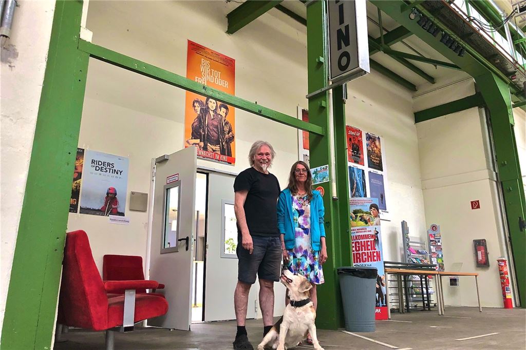 Neue Betreiber für das Roxy gefunden - Traditions-Kino wird umgebaut Hier wirken sie seit 2009 und auch zukünftig: Fotheringham und Solbach, zusammen mit Kino-Hund Henry, vor dem sweetSixteen im Depot.