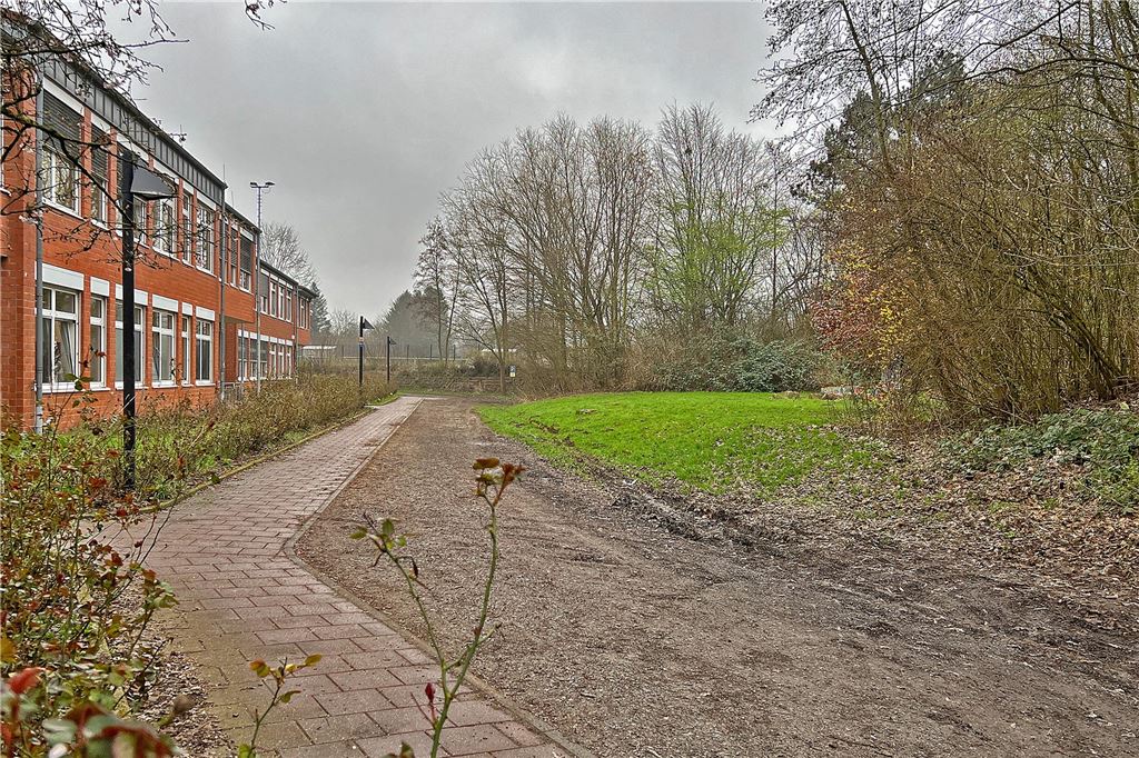 Firma aus Ostwestfalen baut das Gymnasium aus Eine ungenutzte Fläche hinter dem Gymnasium von Holzwickede soll für einen Ausbau genutzt werden.