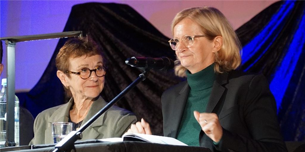 Krimilesung in Kamen mit Gänsehaut-Garantie – und Wasserleiche Hinter dem Pseydonym Nicci French steckt das Autorenpaar Nicci Gerrard (l.) und Sean French. Schauspielerin Johanna Gastdorf (r.) las am Samstagabend im Steinmetzbetrieb Determann aus dem neuesten Thriller „Tödliche Schuld“.