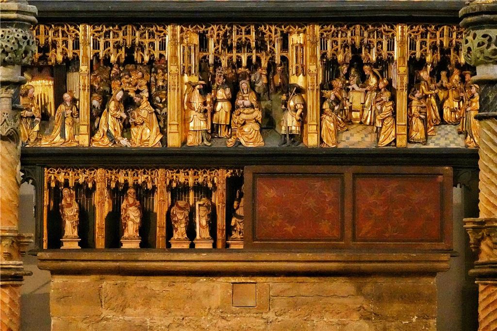 Premiere in St. Viktor: 500 Jahre alte Flügel erstmals vor Publikum bewegt Hinter den Schiebeläden des Altarsockels befinden sich die Alabasterfiguren von Jesus und den zwölf Aposteln. Nur neun Figuren wurden nach einem Diebstahl wiedergefunden, einige davon stark beschädigt.