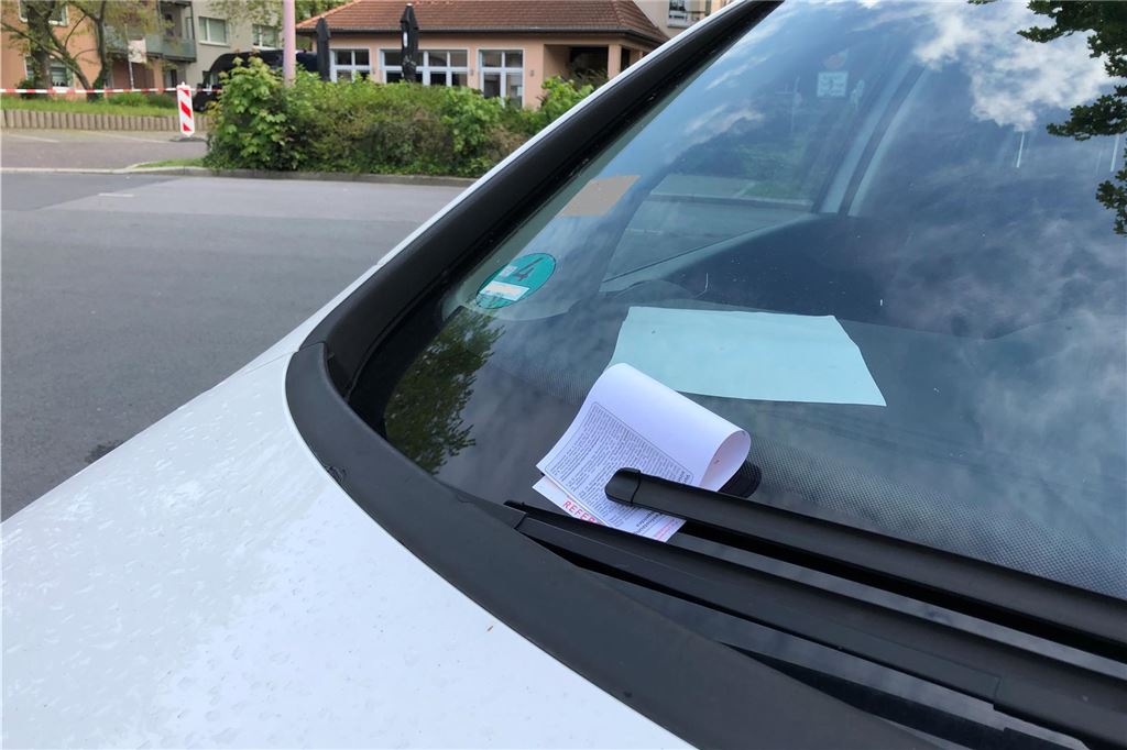 Stadt setzt bewusst auch auf die „Bürgerpolitesse“ Hinter einem „offiziellen“ Knöllchen von der Stadt stehen Strukturen, die auf eine effiziente Bearbeitung der Stadt ausgerichtet sind. Jedermannsanzeigen haben eher etwas von einem Einzelfall und machen in der Bearbeitung mehr Mühe.