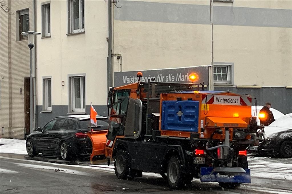 Hochbetrieb für die Winterdienste: Hier sind die Mitarbeiter in Kamen auf der Klosterstraße am Rande der Altstadt unterwegs.
