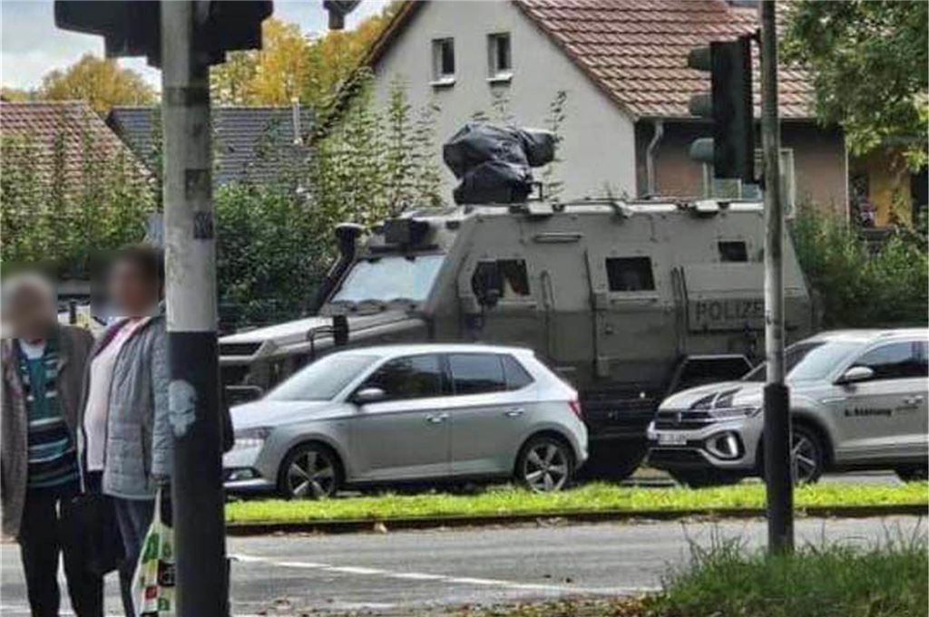 Gerücht um Geiselnahme in Bochum: Was steckt hinter dem SEK-Einsatz? Hochgerüstet rückte das SEK der Polizei in Bochum-Werne an. Auch zum Einsatz kam ein Panzerfahrzeug des Typs Surivor.