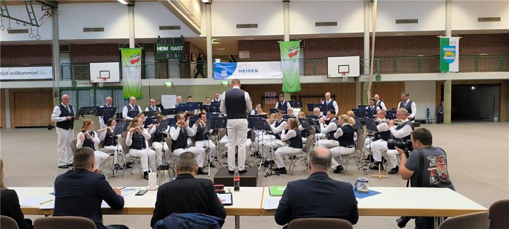 Spielmannszug Bausenhagen fährt zur Deutschen Meisterschaft Hochkonzentriert spielte der Spielmannszug Bausenhagen bei der Qualifikation vor der Jury.