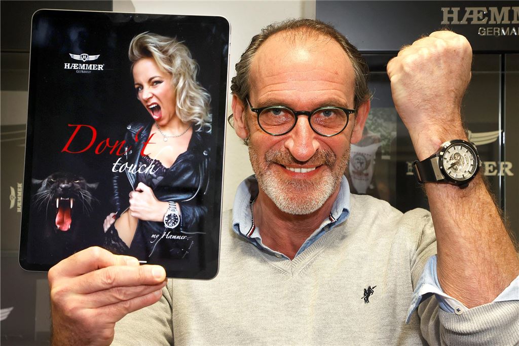 Haemmer tickt einfach anders: Swarovski veredelt Mega-Uhren aus Kamen Holger Bohne, Gründer und Geschäftsführer der Kamener Uhrenfirma Haemmer, mit einer der markanten Uhren und dem frechen Werbeslogan „Don‘t touch“.