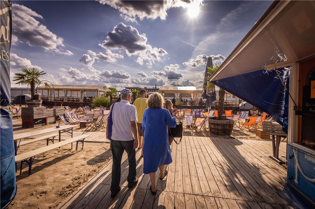 Sonne, Sand und echtes Strandfeeling: „Herr Walter“ im Hafen im Check Holzstege führen über den Strand.