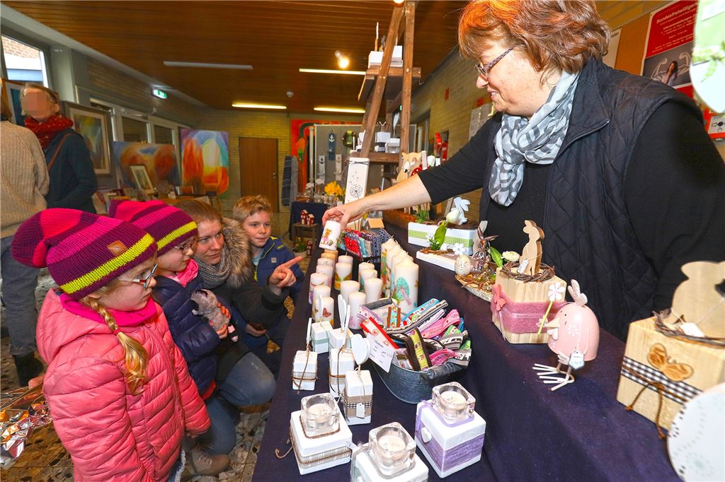 Von Tanz in den Mai bis Weihnachtsmarkt: Das bietet die Gemeinde 2023 Holzwickeder Frühling: Ein bunter Mix aus Programm und Angeboten.