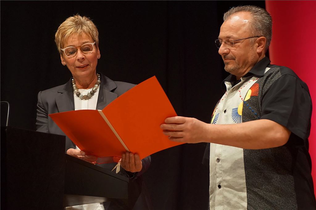Holzwickedes Bürgermeisterin Ulrike Drossel zusammen mit Giuseppe Montelione 
