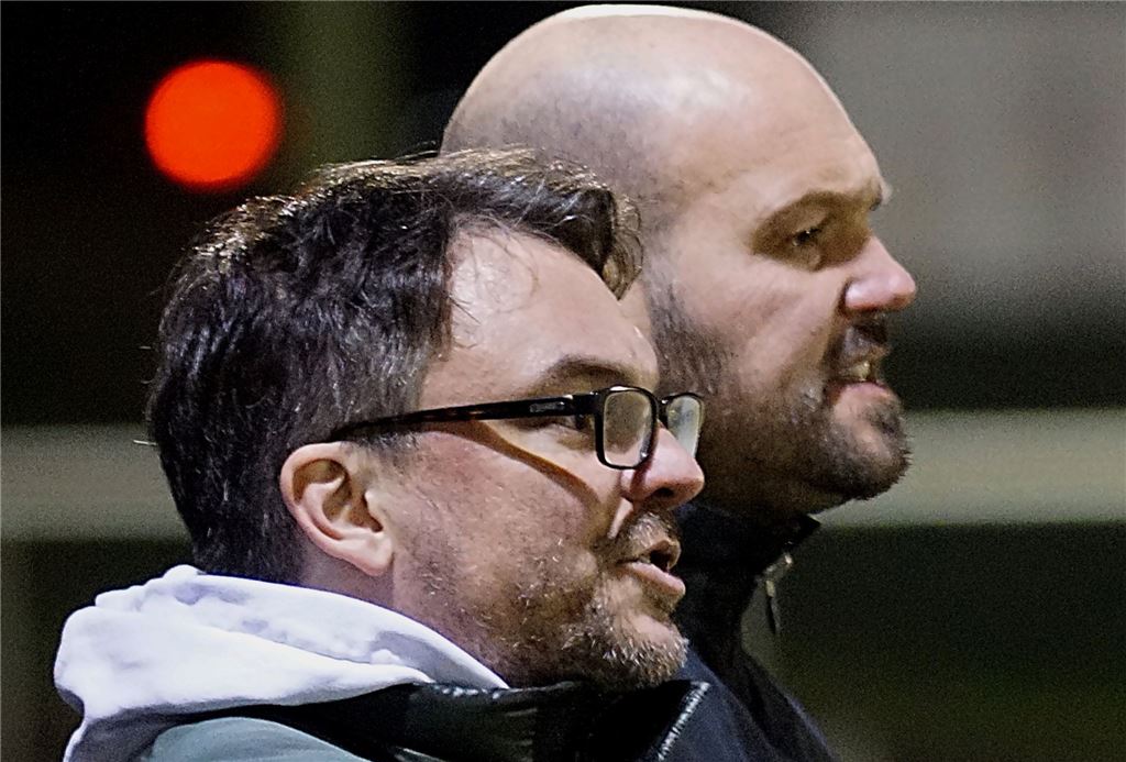 Seltene Trainer-Aushilfe: Holzwickeder SC besiegt FC Brünninghausen in letzter Minute Holzwickedes Sportchef Benjamin Hartlieb (vorne) - hier mit U23-Coach Claas Hoffmann - coachte den Oberligisten am Mittwoch.