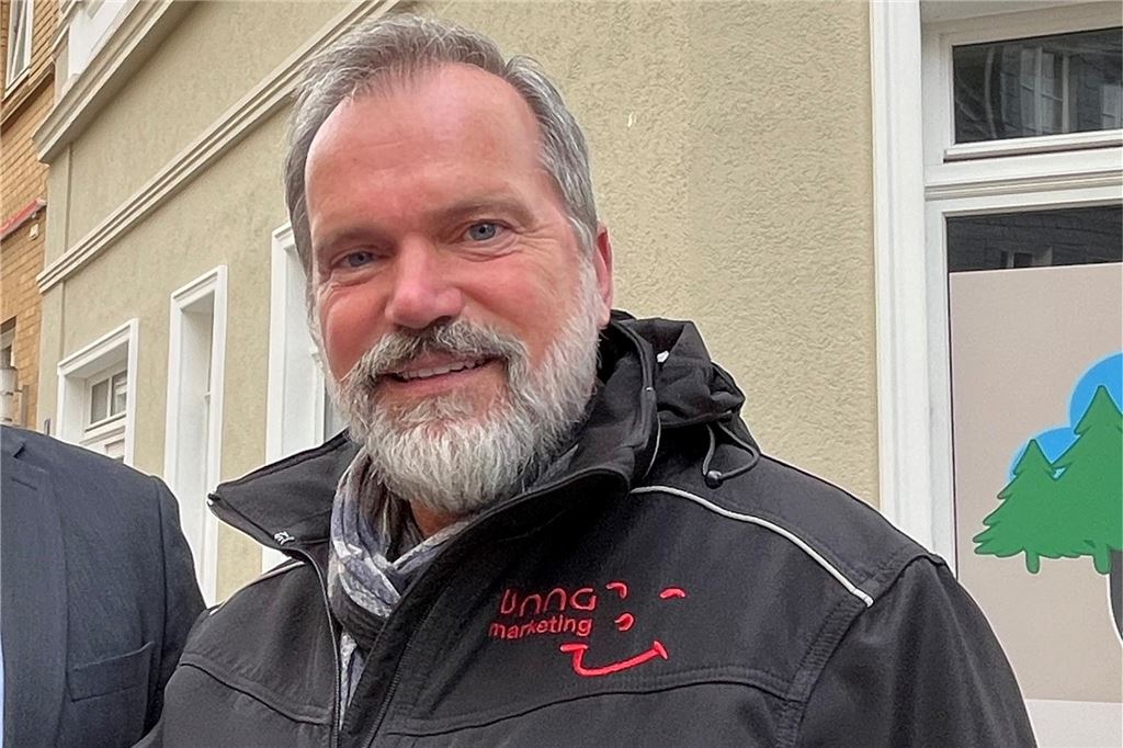 Stadt Unna legt Gehälter ihrer Geschäftsführer offen Horst Bresan, Geschäftsführer von Unna Marketing, mit einer schwarzen Jacke und einem Schal in der Unnaer Innenstadt.