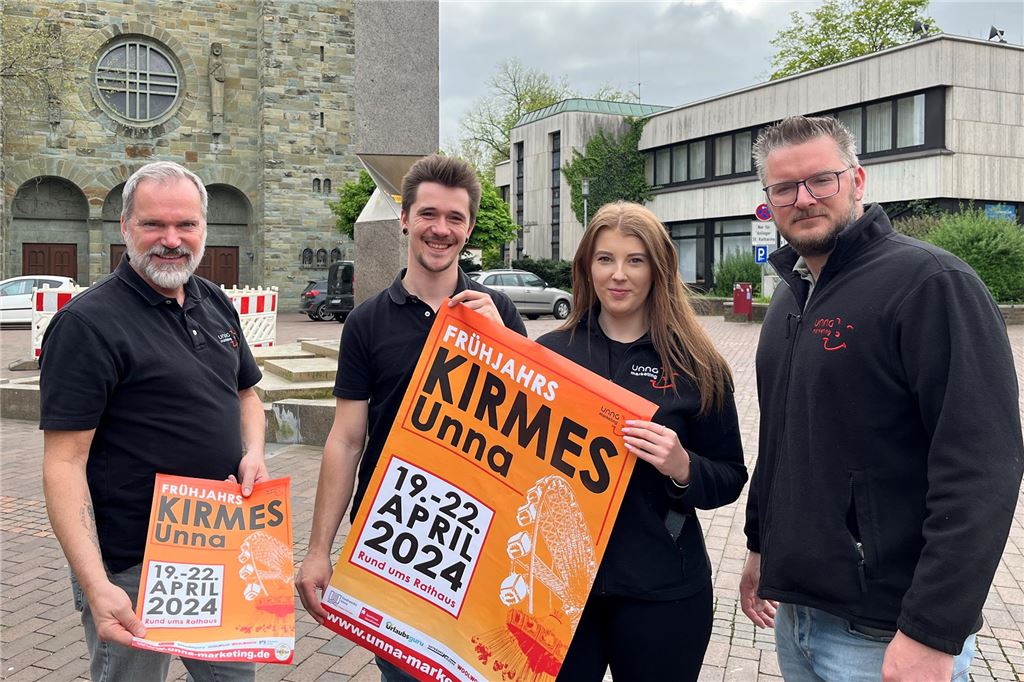 Frühjahrskirmes wird zum Rundlauf: Fahrgeschäft auf dem Katharinenplatz Horst Bresan, Jonas Forsthövel, Melina Ludwig und Michael Nicolaiciuc (von links) von Unna Marketing stehen auf dem Rathausplatz vor der Katharinenkirche.