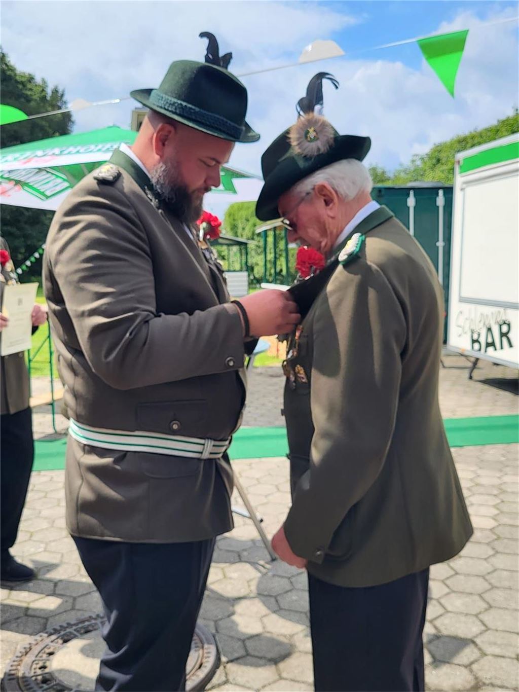 Schützen in Geisecke mit neuem König: Tragende Säule des Vereins ist Familie Schneider Horst Schneider (r.) ist seit 70 Jahren Mitglied im Verein.