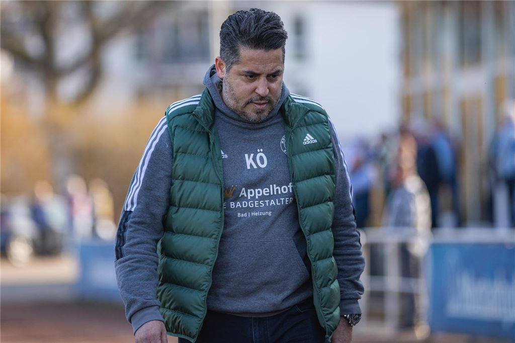 Leo Mayka wechselt aus der Landesliga zum Holzwickeder SC Kurtulus Öztürk läuft am Spielfeld entlang.