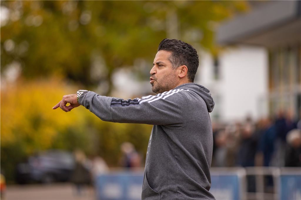 Neuzugang des Holzwickeder SC erklärt Hintergründe Kurtulus Öztürk, Trainer des Holzwickeder SC in der Westfalenliga 2 steht am Spielfeldrand und ruft Anweisungen an seine Spieler auf das Feld.
