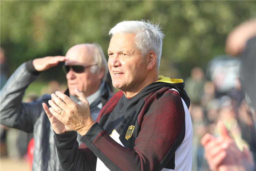 Abgeordneter Hüppe zur Wahlreform: „Völlig falsch und absurd“ Hubert Hüppe (hier bei einem Sim-Jü-Fußballspiel) hält die Wahlrechtsreform der Ampelkoalition für falsch.