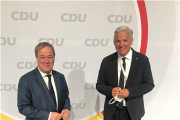 Hubert Hüppe mit CDU-Chef und -Kanzlerkandidat Armin Laschet bei der Aufstellung der Landesliste zur Bundestagswahl in Düsseldorf.