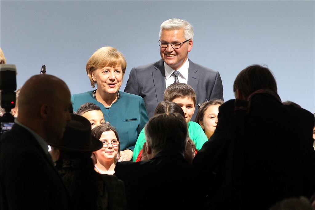 Ehemaliger Abgeordneter Hubert Hüppe (68): „Wehmut ist schon dabei“ Hubert Hüppe war von 2009 bis 2013 Behindertenbeauftragten der Bundesregierung unter Angela Merkel (Foto), obwohl er zu der Zeit kein Abgeordneter war.