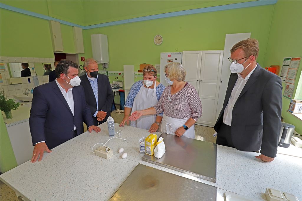 Sorge um die Ausbildung: Arbeitsminister Hubertus Heil in Unna Hubertus Heil (l.) und Herbert Dörmann (2.v.l.) sowie Oliver Kaczmarek (r.) ließen sich von Ina Conrad und Astrid Henke die Küche zeigen.