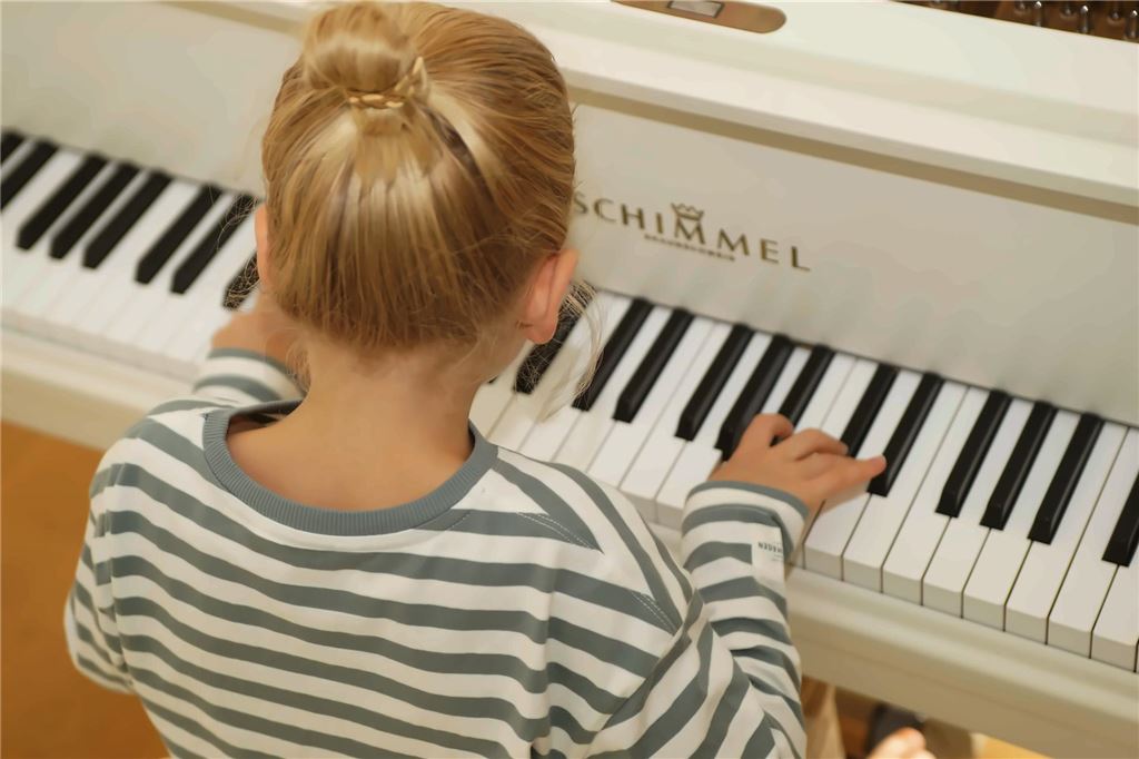 Wunderkind: Hugo (7) komponiert eigene Stücke auf dem Klavier Hugo Selzer ist 7 Jahre alt und sitzt an seinem Flügel der Marke Schimmel und spielt Klavier.
