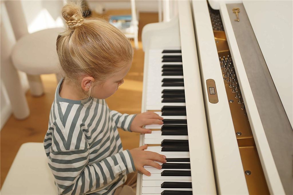 Wunderkind: Hugo (7) komponiert eigene Stücke auf dem Klavier Hugo Selzer sitzt an seinem Flügel der Marke Schimmel. Irgendwann möchte er ein erfolgreicher Komponist werden.