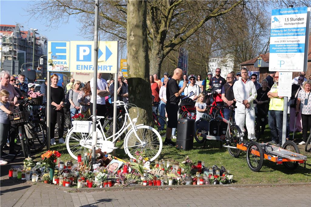 „Es gibt jetzt ein ,Davor‘ und ein ,Danach‘“: Alesjas Eltern über ihre Tochter und die Trauer Hunderte Menschen hatten an der Gedenkfahrt für die verunglückte Alesja teilgenommen.