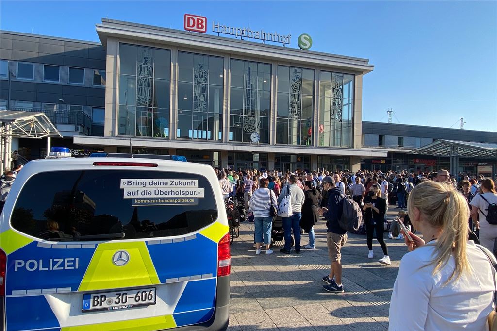 Re-Live: Dortmunder Hauptbahnhof wieder frei - verdächtiger Gegenstand war harmlos Hunderte Menschen sitzen am Dortmunder Hauptbahnhof fest.