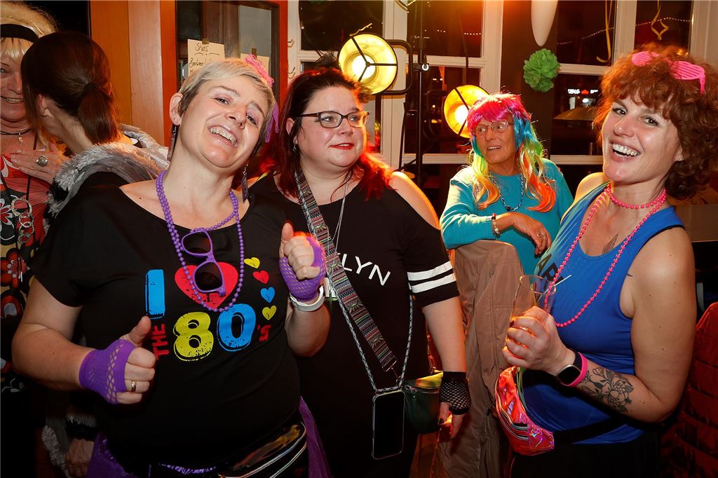 Frauen in bunter Kleidung tanzen.