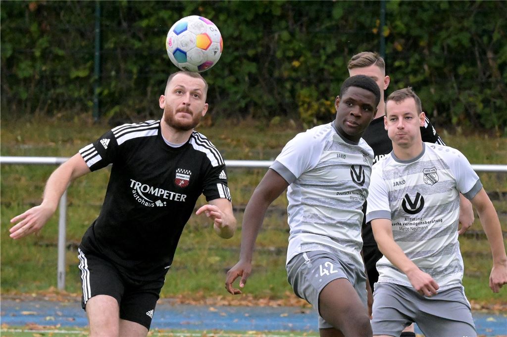 BV Brambauer-Coach Sawatzki: „Das Einzige was läuft, ist die Nase!“ Ibrahim Hyseni vom BV Brambauer köpft einen Fußball.