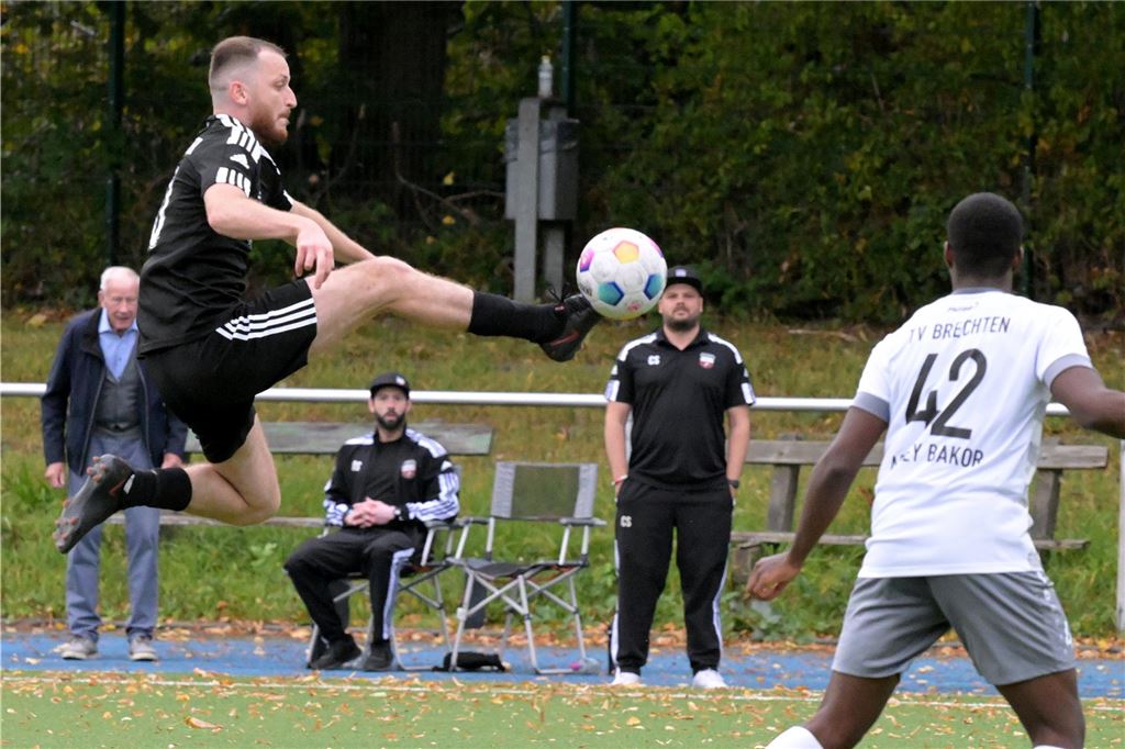 Ibrahim Hyseni vom BV Brambauer fällt im Derby gegen den VfB Lünen aus Ibrahim Hyseni am Ball.