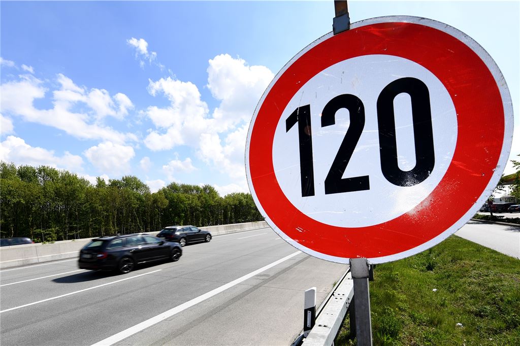 „Der Klimawandel bedroht unsere Demokratie“ Ein Schild zur Geschwindigkeitsbegrenzung auf 120 km/h steht auf der Autobahn.