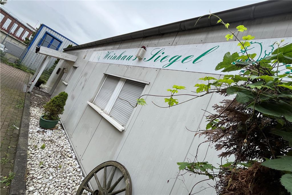 Weinhaus Siegel tritt Schließungs-Gerüchten entgegen Ihr Lager und die Weinstube an der Schäferkampstraße gibt Regine Siegel nach fast 30 Jahren auf.