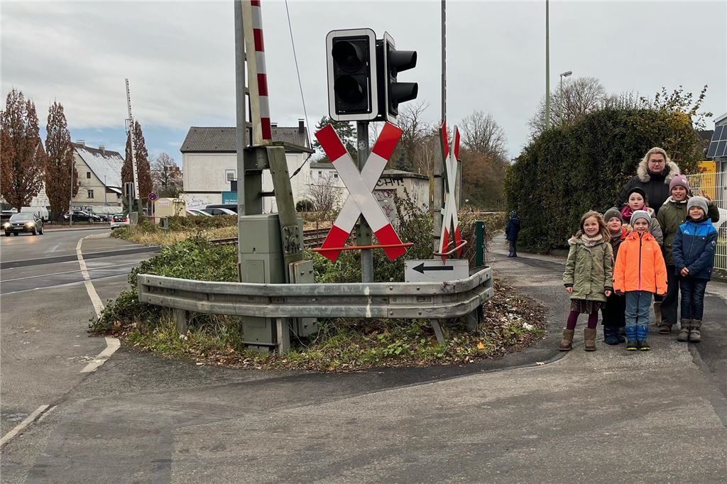 Schüler der Sonnenbergschule sammeln Unterschriften für sicheren Schulweg Katharina Hohmann und einige Schüler stehen nahe der Bahngleise an der Ardeyer Straße in Fröndenberg