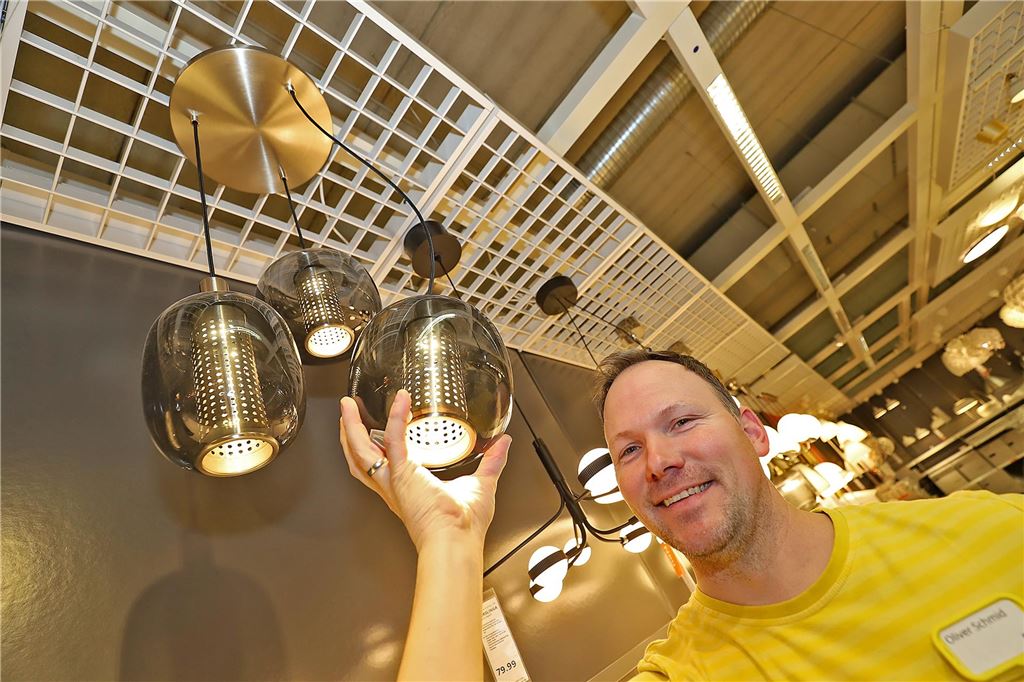 Durch neues System bei Ikea fixer an der Kasse: Shoppen ohne Wartezeit Ikea-Mitarbeiter Oliver Schmid mit der Leuchte Högvind. Wer mit dem neuen Kassen-System im Ikea-Haus unterwegs ist, muss diesen und andere Artikel nicht mehr aufs Kassenband legen.