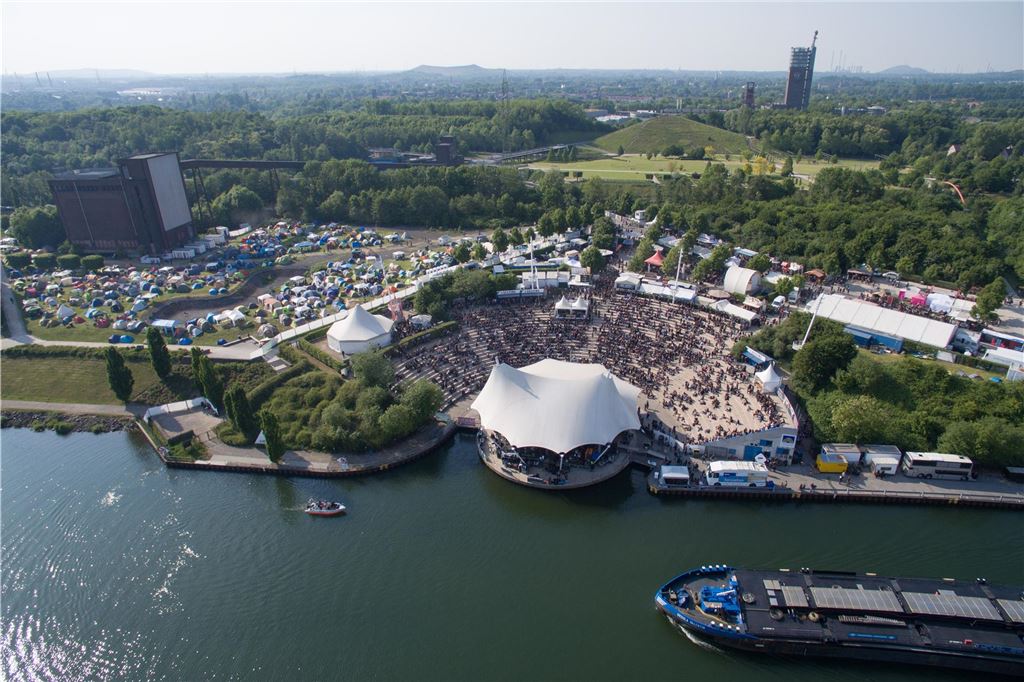 Festivals 2023 in NRW: Alle Infos Blick auf das Gelände vom Rock Hard Festival aus der Luft im Amphitheater am Rhein-Herne-Kanal in Gelsenkirchen