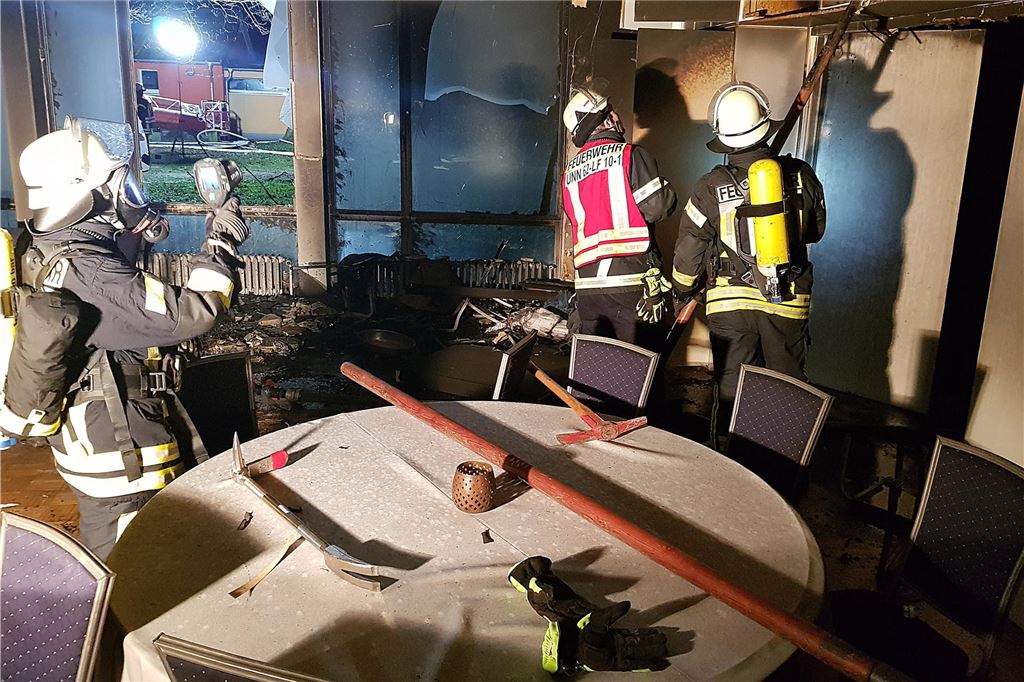 Stadt dämpft Hoffnung auf baldige Bistro-Neueröffnung Feuerwehrleute untersuchen die Räume des Bistros am Kurpark in Unna nach einem Feuer im April 2019.