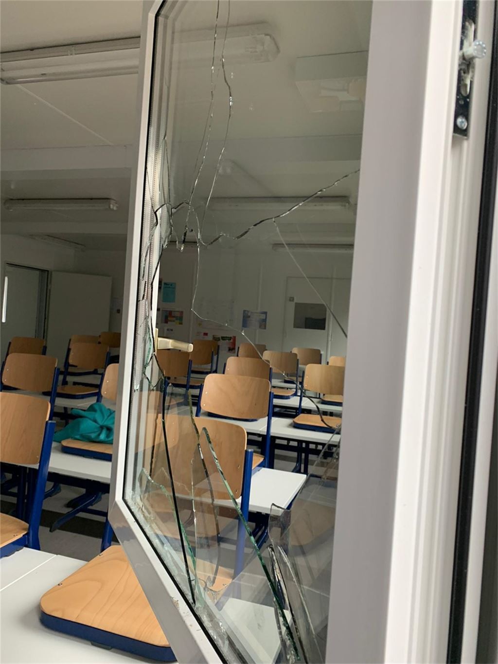 Schulhof hinter Gittern: Gemeinde Holzwickede reagiert auf Vandalismus Im April sind Randalierer in einen Container eingebrochen, der aktuell auf dem Schulgelände steht.